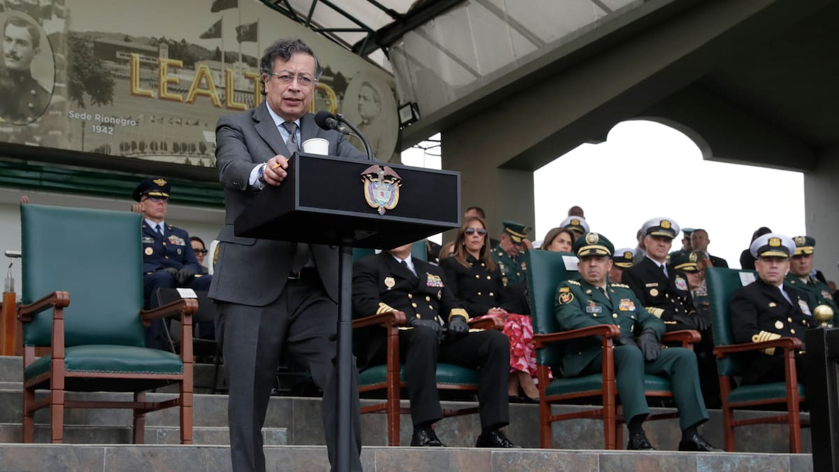 Petro defendió criterios democráticos y de riesgo para salarios de militares: “Exponen su vida”
