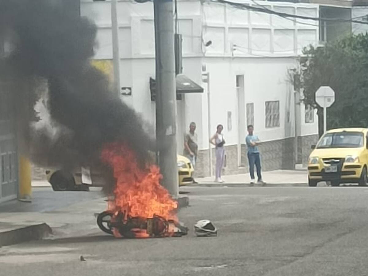 Comunidad del barrio Belén le quemó la moto a una pareja de delincuentes en Ibagué