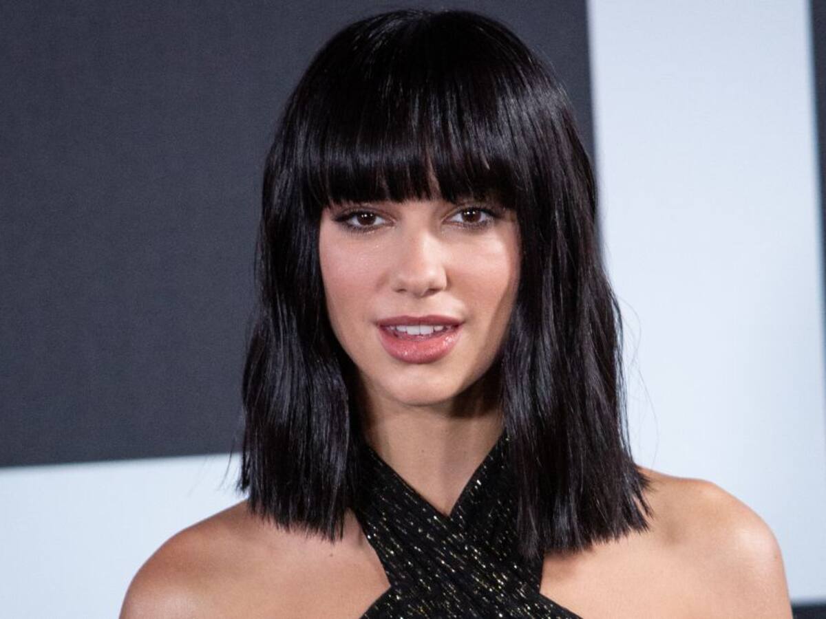 "Cuidado con esas curvas", le dicen a Dua Lipa por sensual vestido azul