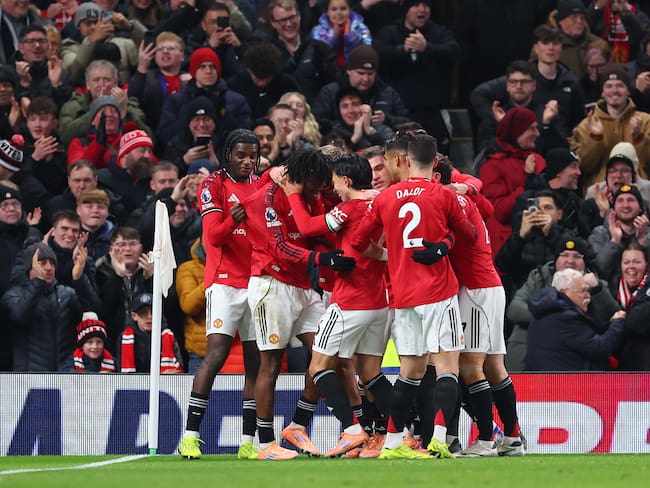 Los jugadores del Manchester United festejan el gol de Patrick Dorgu. (Photo by Molly Darlington/Copa/Getty Images)