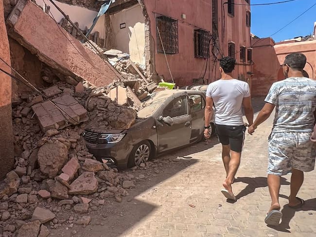 La gente inspecciona los daños en Marrakech tras el poderoso terremoto que azotó Marruecos. (Mejor calidad disponible) Foto: (Foto de Khadija Benabbou/picture Alliance vía Getty Images)