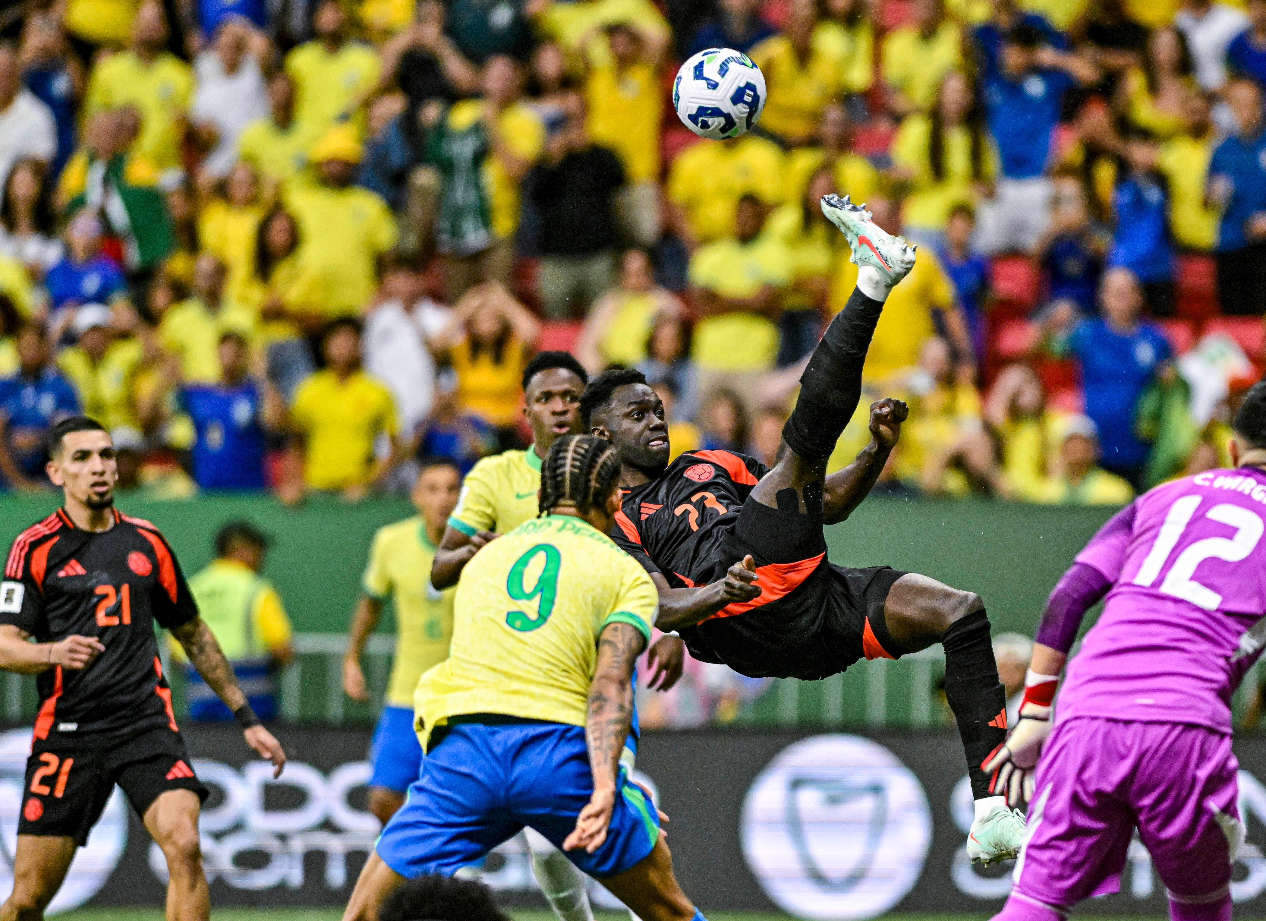 Dávinson Sánchez sufrió un fuerte golpe en el partido frente a Brasil - Getty Imagess