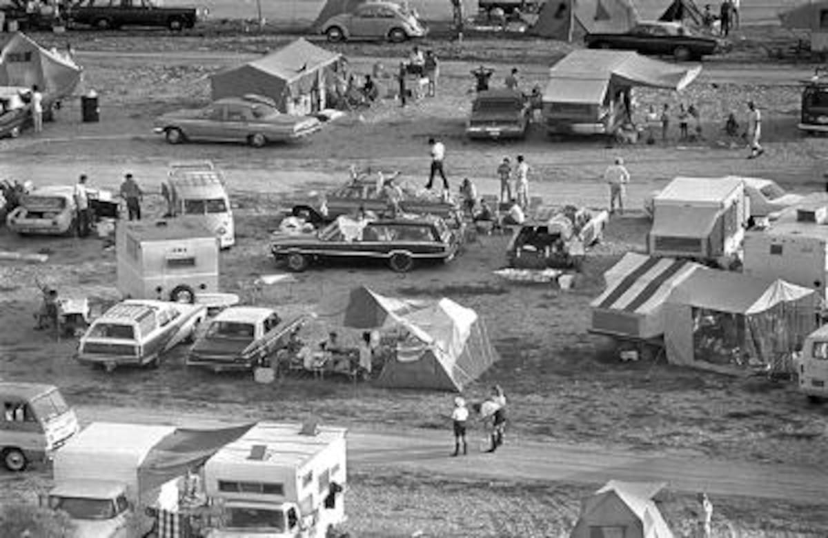“Aquí hombres del planeta Tierra pusieron un pie en la Luna por primera vez. Venimos en paz, por toda la humanidad”. Así rezaba la placa adherida a una de las patas del Módulo Lunar del Apolo XI, que desde entonces permanece anclada en la Luna. Firmaban el mensaje el entonces presidente de los Estados Unidos, Richard Nixon, y los tres astronautas de la misión.
