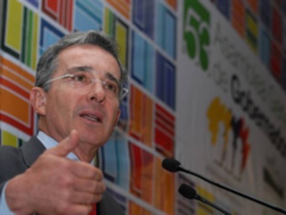 Uribe afirma que el Estado no puede asumir más cargas económicas