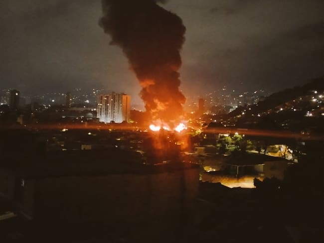 Gigantesco incendio destruyó fábrica de colchones en Itagüí