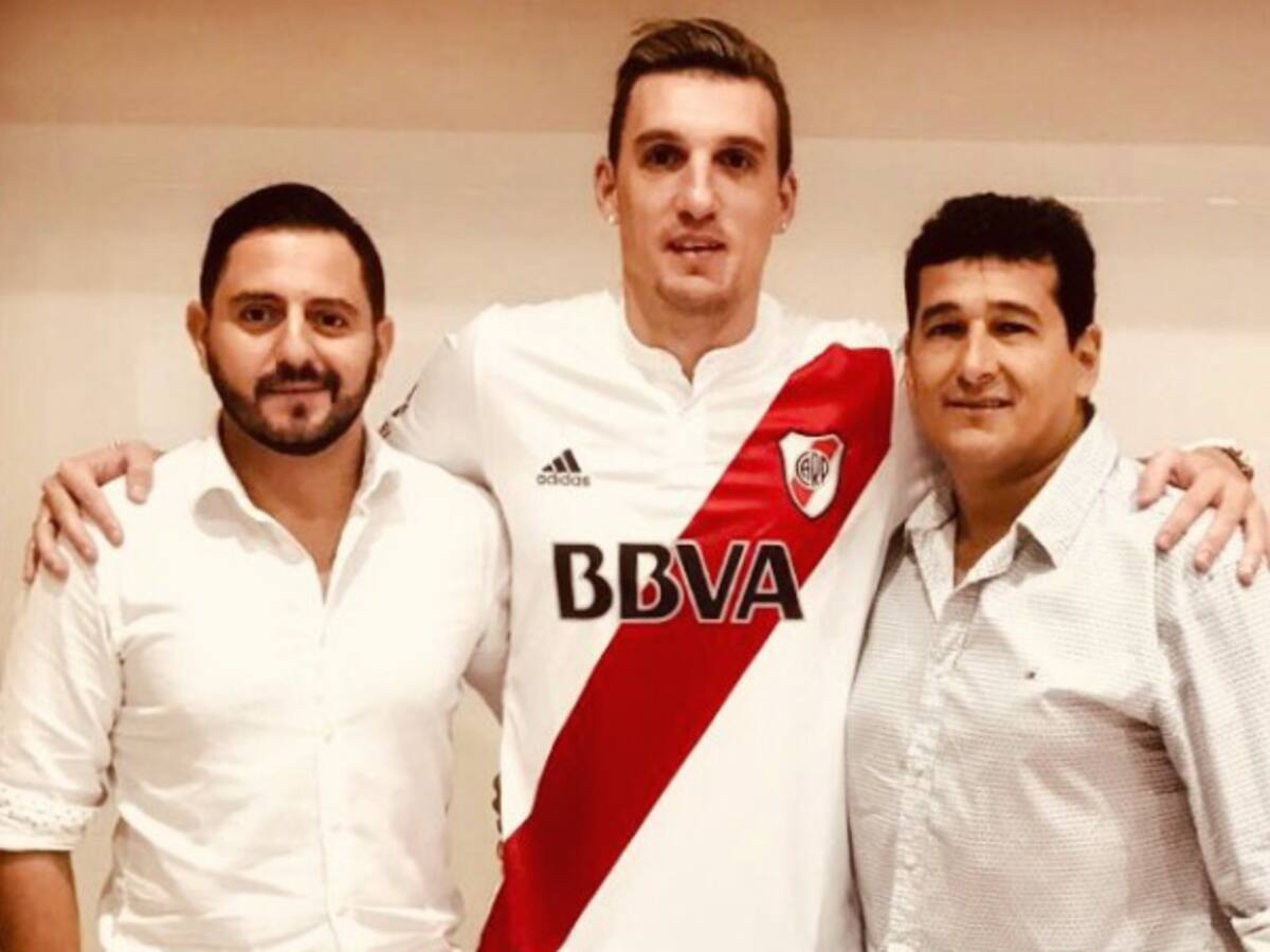 ¡Todo listo! Armani ya firmó y se puso la camiseta de River Plate