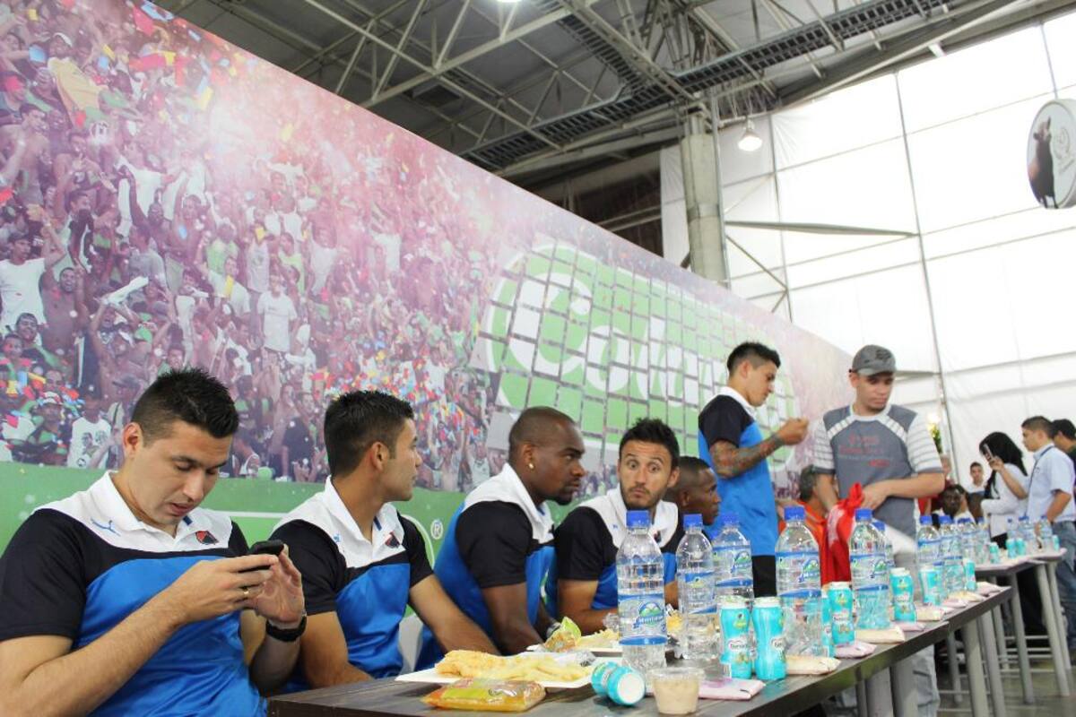Cuerpo técnico y jugadores disfrutaron por igual de una mañana con fieles seguidores en Plaza Mayor Medellín.
