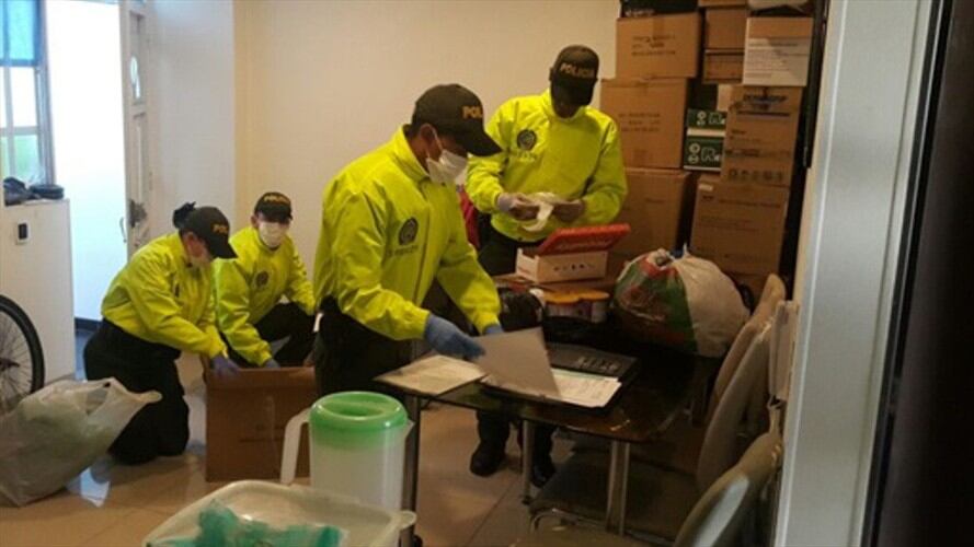 Los 20 capturados hacían parte de una red dedicada a la distribución y falsificación de medicamentos, entre ellos el Survanta, que ocasionó la muerte de 16 neonatos en una clínica de Valledupar. Foto: Policía Nacional