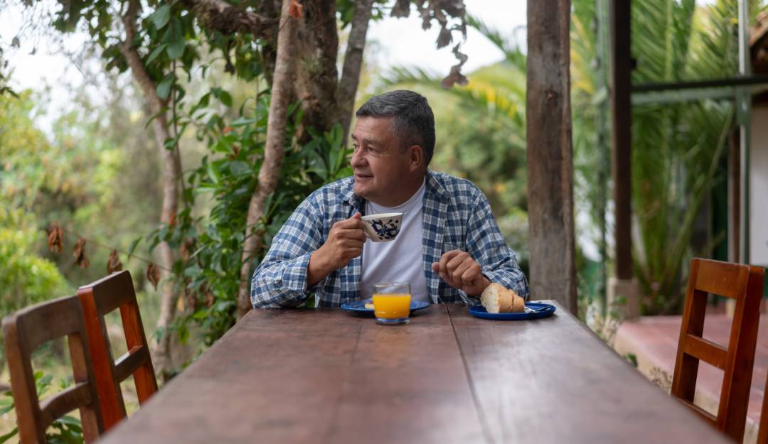 Tomando café colombiano. Imagen de referencia