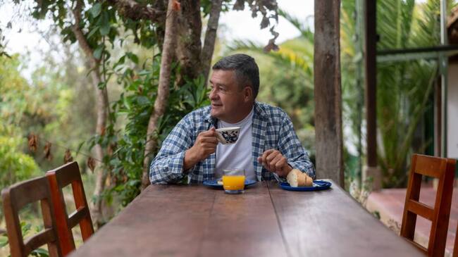Tomando café colombiano. Imagen de referencia