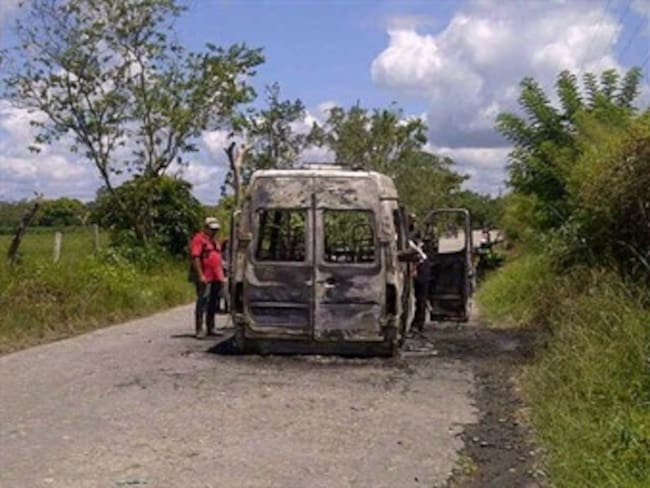 Presuntos guerrilleros de las Farc quemaron buseta en El Castillo, Meta