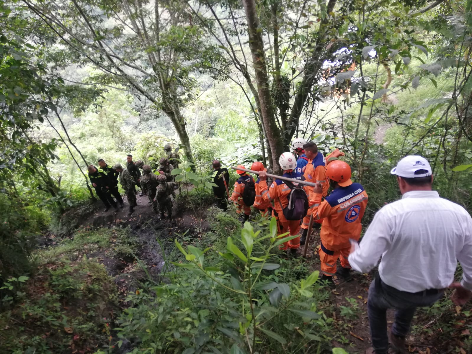 Organismos de socorro adelantan la búsqueda de posibles víctimas mortales tras el derrumbe en una mina.