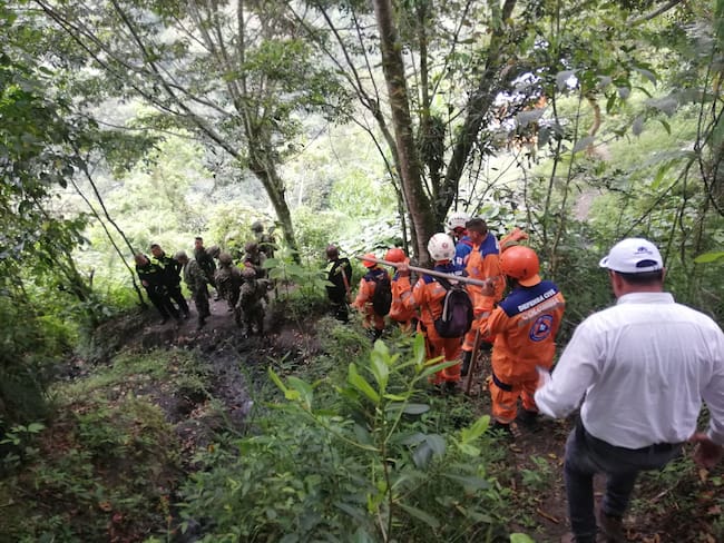 Organismos de socorro adelantan la búsqueda de posibles víctimas mortales tras el derrumbe en una mina.