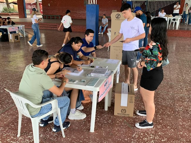 Dificultades organizativas, conocidas como “juntas de papel”. Foto Relacionada.