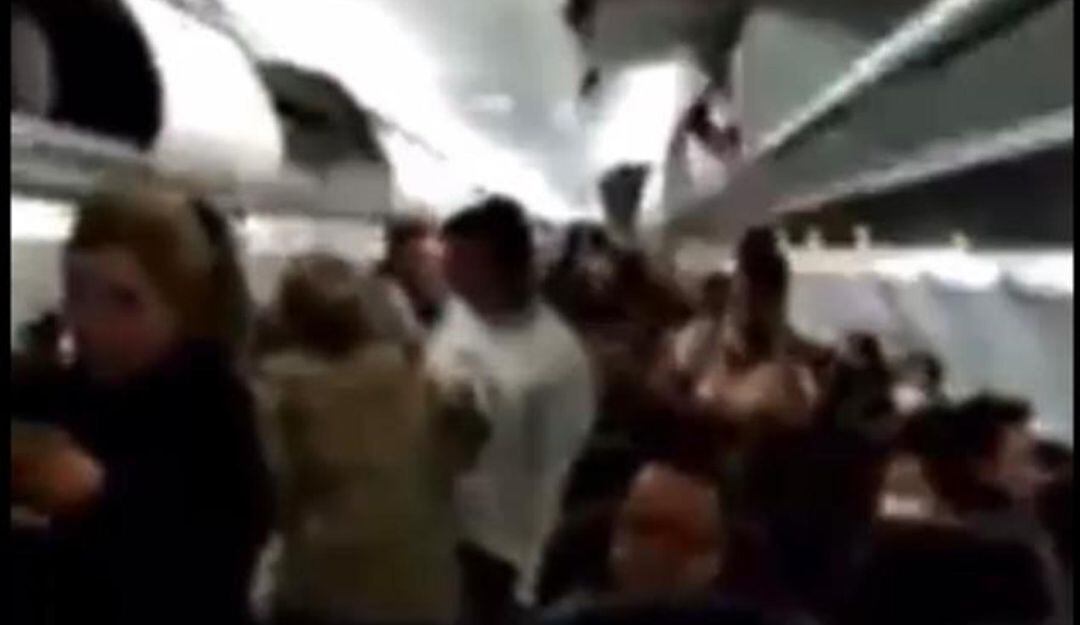 Por lo menos 180 pasajeros de un vuelo de Latam optaron por no bajarse del avión en el aeropuerto El Dorado luego del desvío del vuelo. 