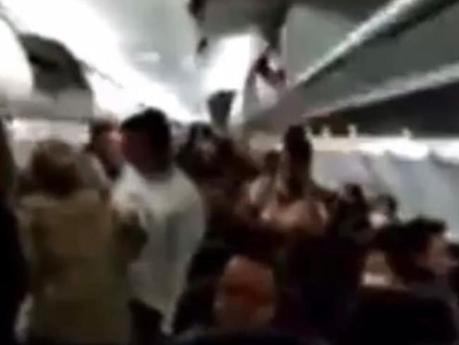 Por lo menos 180 pasajeros de un vuelo de Latam optaron por no bajarse del avión en el aeropuerto El Dorado luego del desvío del vuelo. 