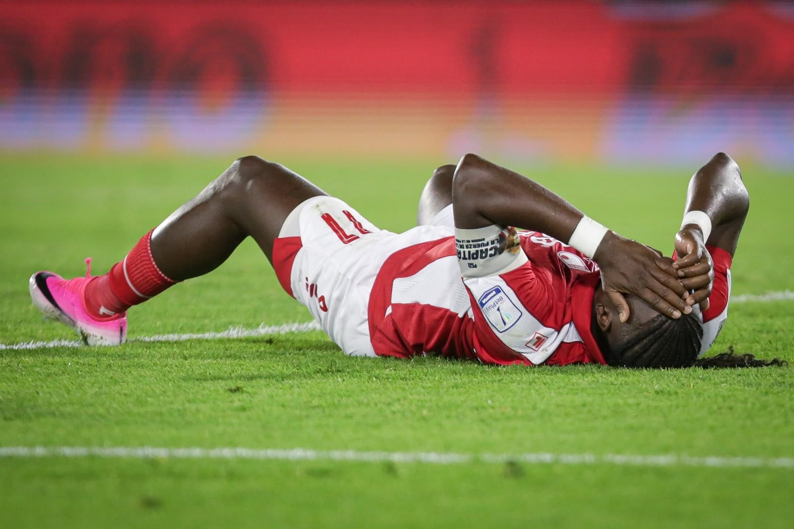 Hugo Rodallega se lamenta por una ocasión errada ante el Once Caldas / Colprensa.