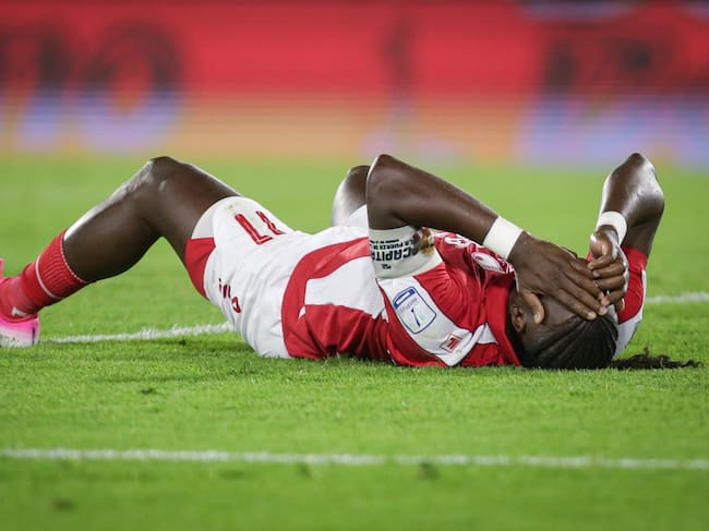 Hugo Rodallega se lamenta por una ocasión errada ante el Once Caldas / Colprensa.