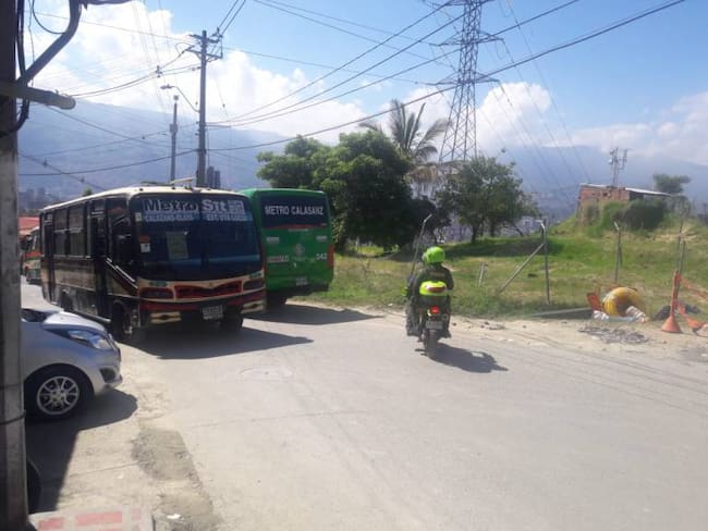 Policía acompaña rutas de buses en la comuna 13