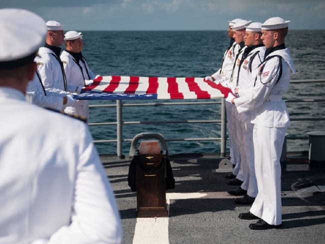 Neil Armstrong fue enterrado en el mar, año 2012 