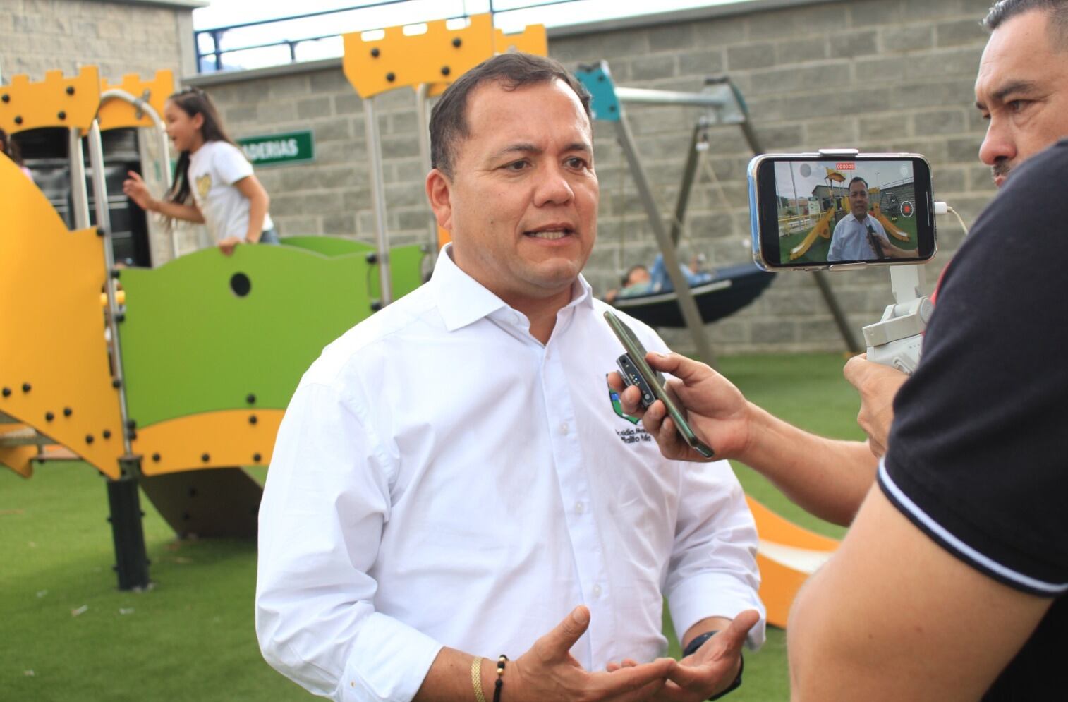 En Caracol Radio el mandatario que un total de 5400 millones de pesos fueron optimizados a través de la bolsa mercantil contratada.