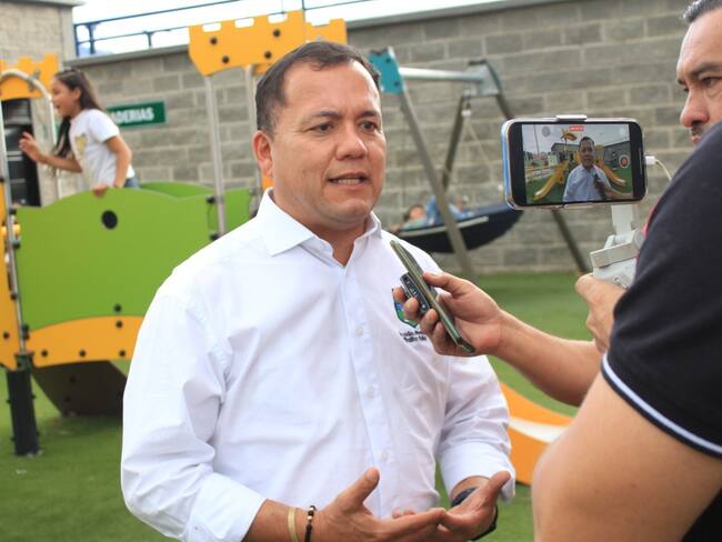 En Caracol Radio el mandatario que un total de 5400 millones de pesos fueron optimizados a través de la bolsa mercantil contratada.