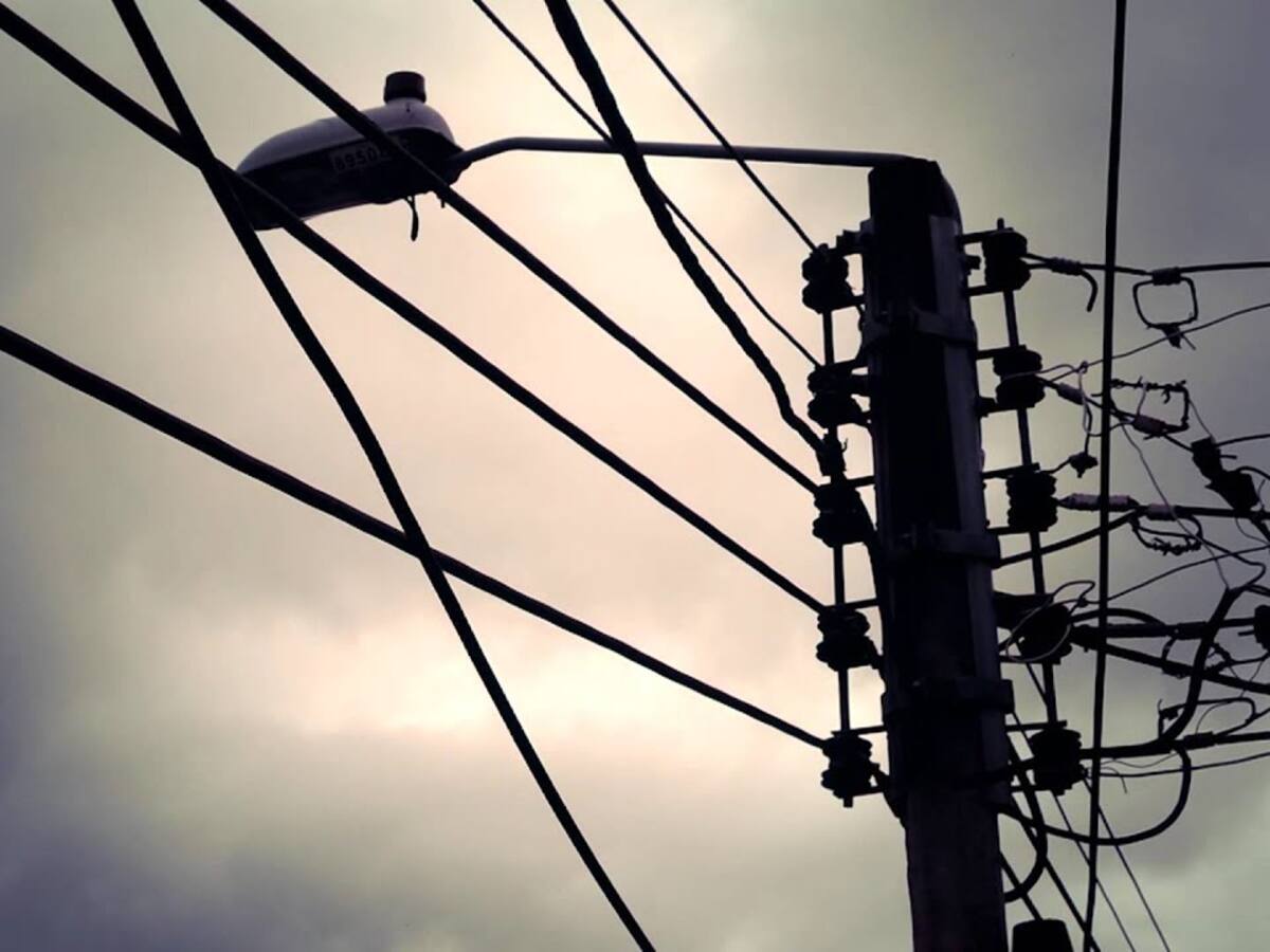 Más de 10 postes de luz están dañados en Real de Minas