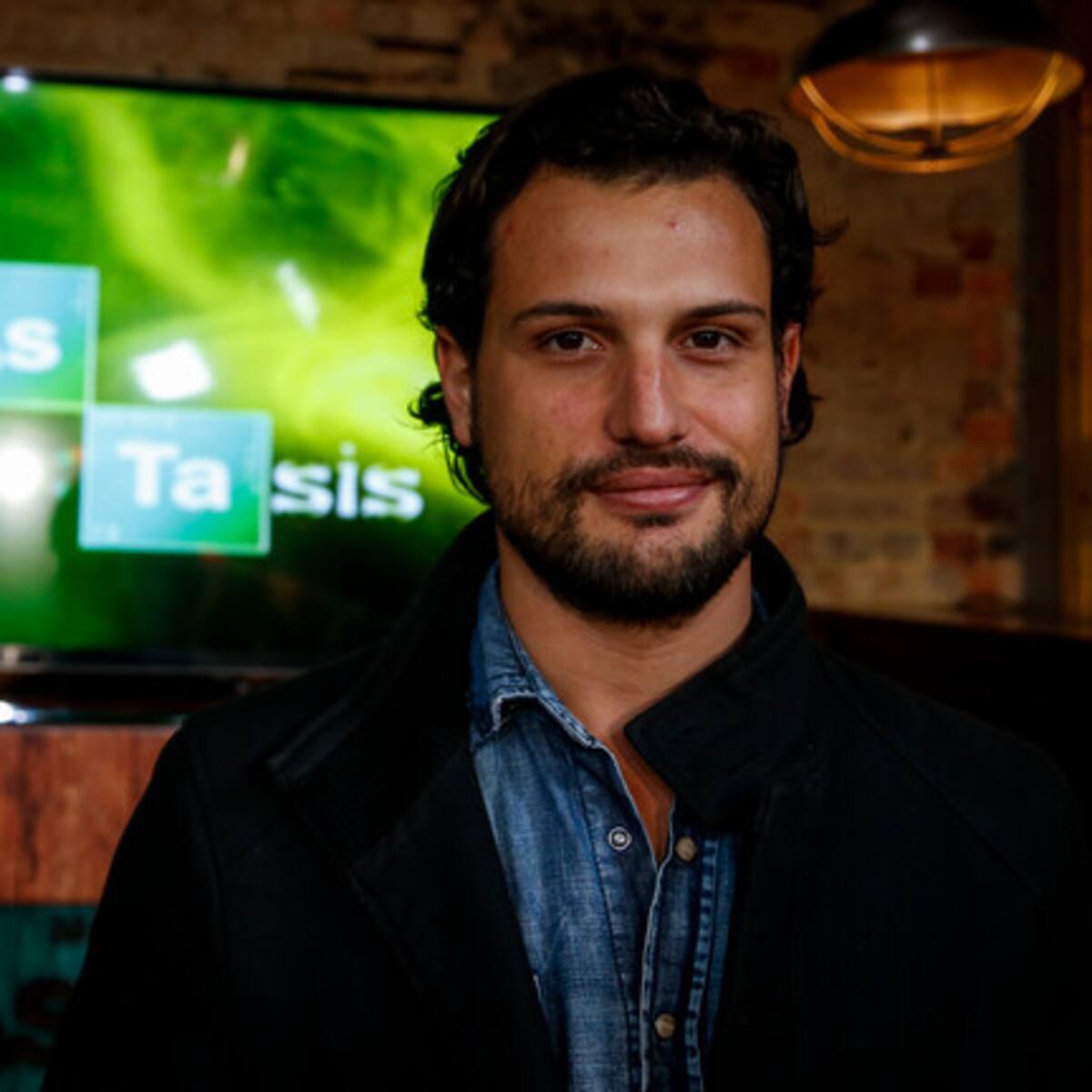Utiliza el horror para hacer una crítica social: actor Roberto Urbina sobre Deadland