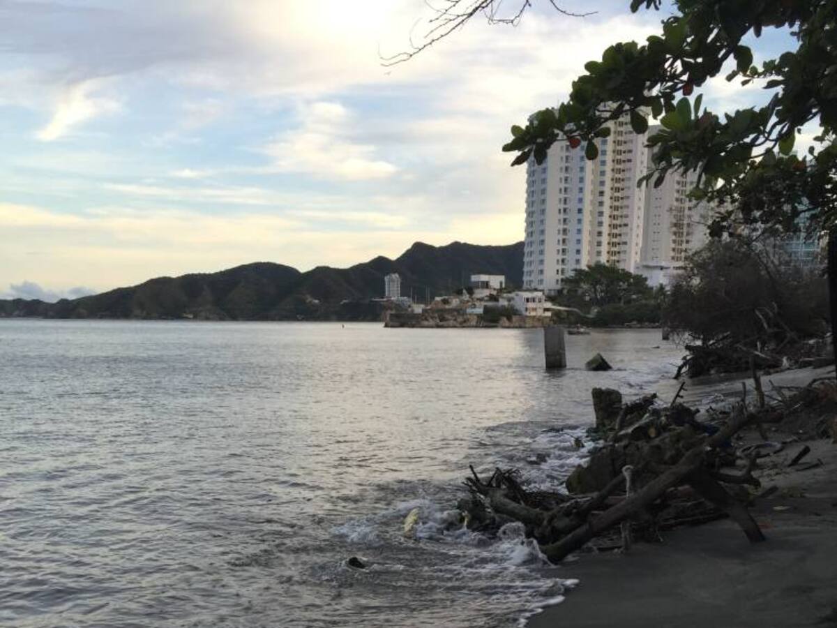 Samarios piden ayuda del Gobierno Nacional por erosión costera en Playa Salguero