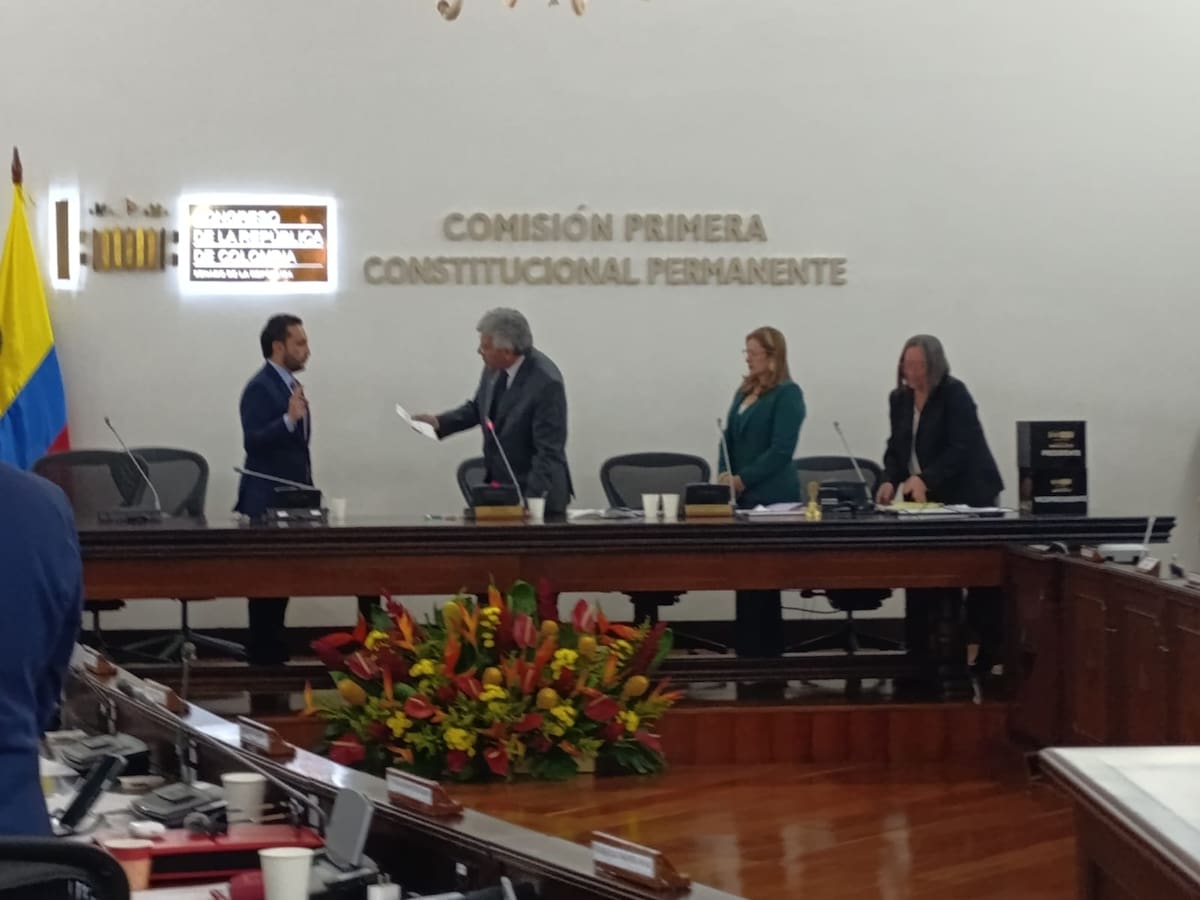 Enrique Gómez fue elegido como presidente de Comisión Primera del Senado: Así quedó mesa directiva