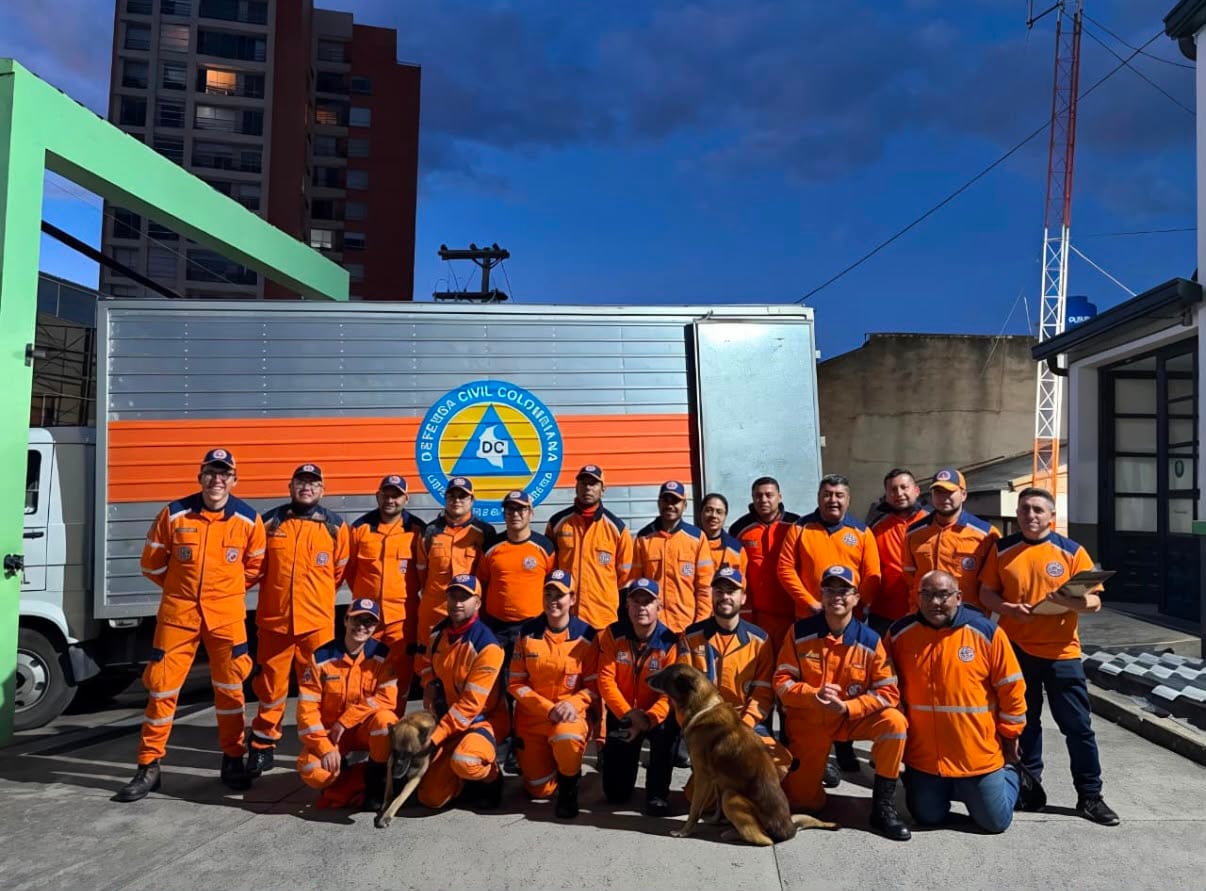 Ya llegaron a Cali los 21 integrantes de la Defensa Civil de Boyacá para apoyar la búsqueda y rescate de personas atrapadas tras el terremoto
