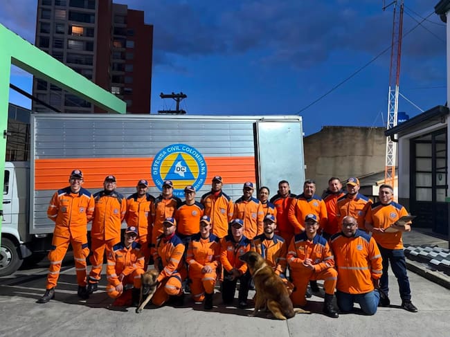 Ya llegaron a Cali los 21 integrantes de la Defensa Civil de Boyacá para apoyar la búsqueda y rescate de personas atrapadas tras el terremoto