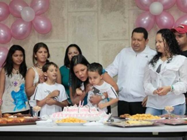Difunden fotografías de Chávez celebrando el cumpleaños de su hija en La Habana