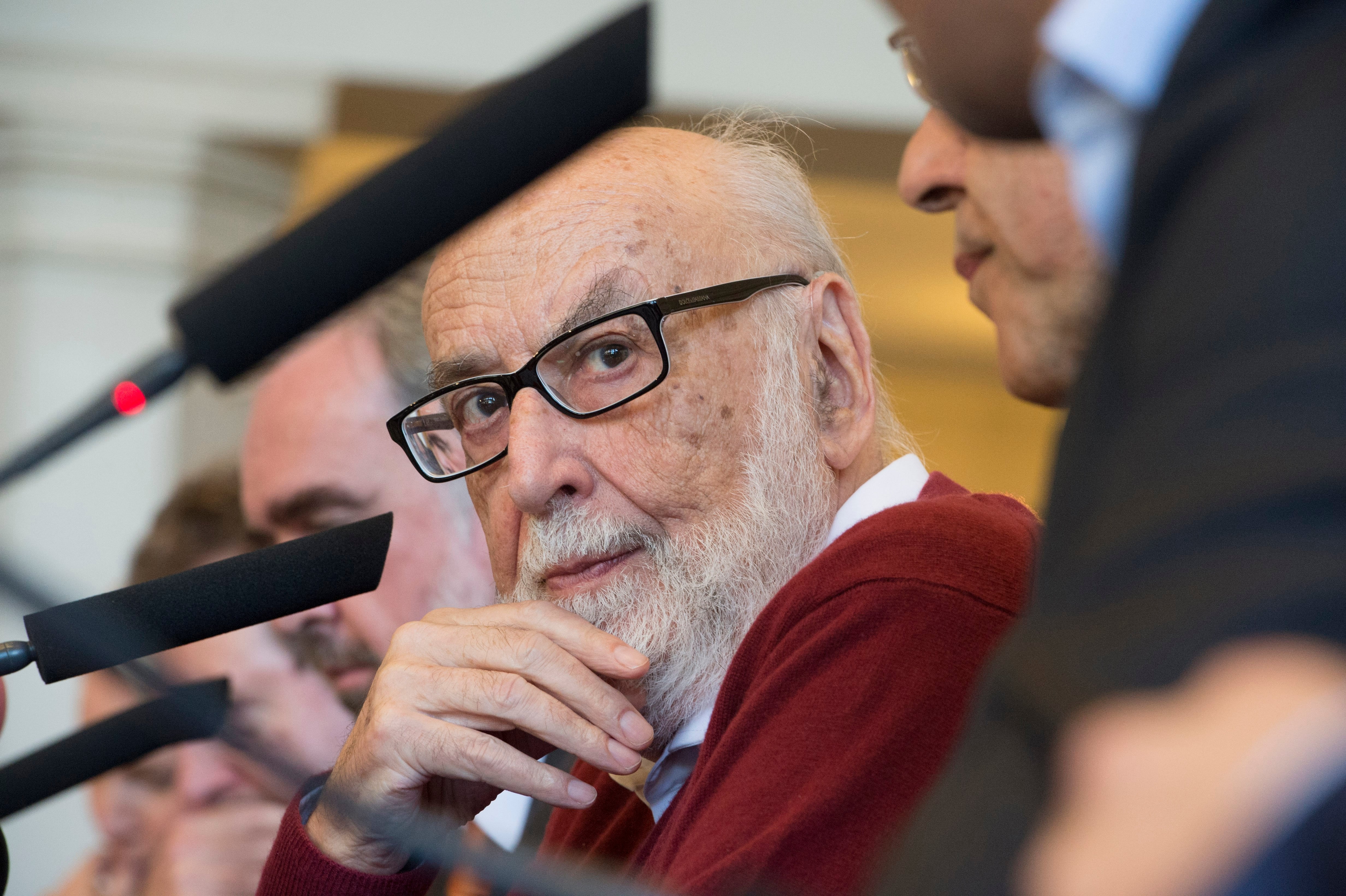 El físico belga Francois Englert , quien ganó el premio Nobel por formular la existencia del bosón de Higgs como partícula base del universo, falleció a los 93 años.
(Foto:    Bert Van den Broucke/Photonews via Getty Images)