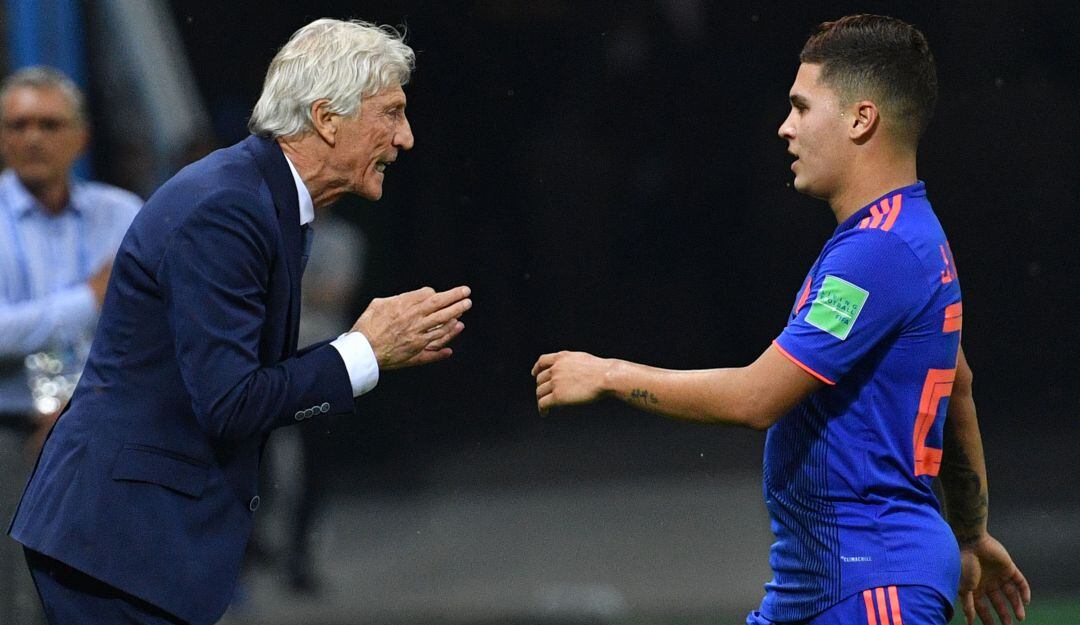 Juan Fernando Quintero y José Pékerman durante el triunfo de Colombia 3-0 sobre Polonia en Rusia 2018.