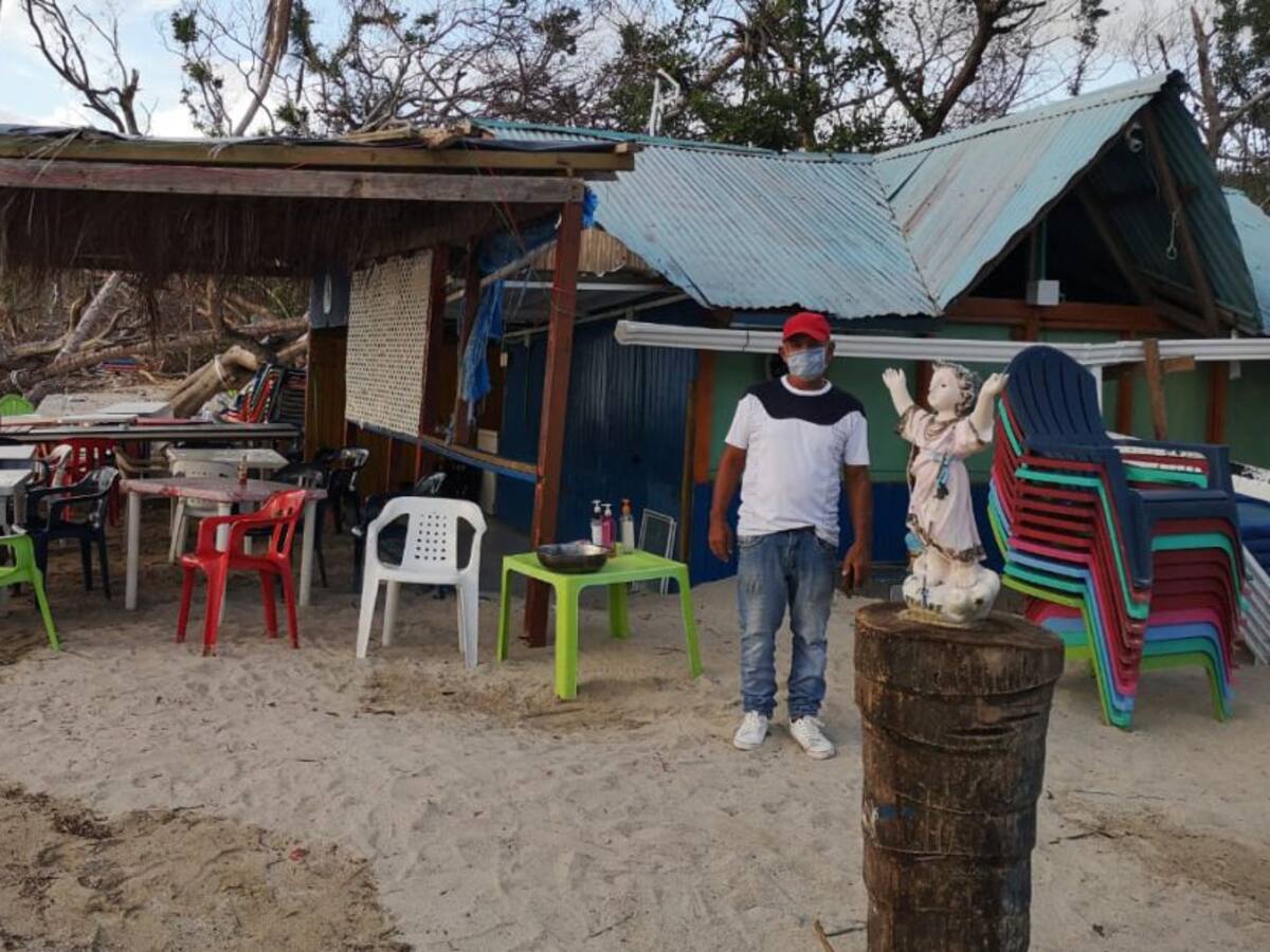 Por su cuenta, habitantes de Providencia abren sus negocios
