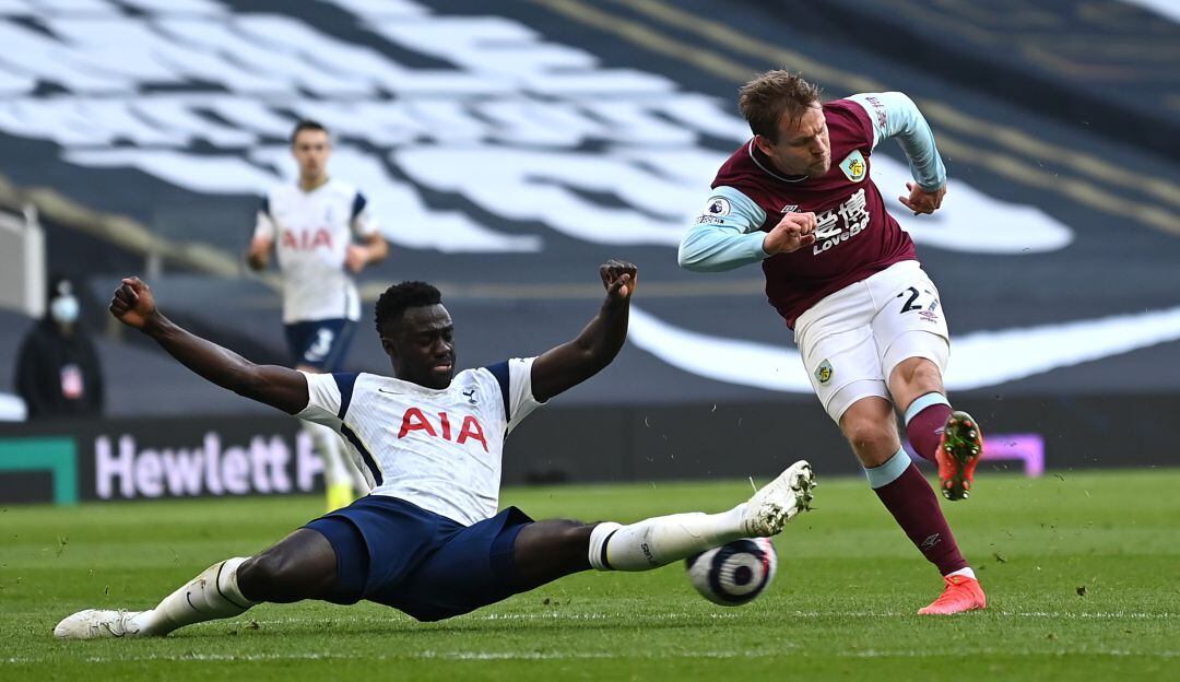 Davinson Sánchez con el Tottenham Hotspur ante Burnley.
