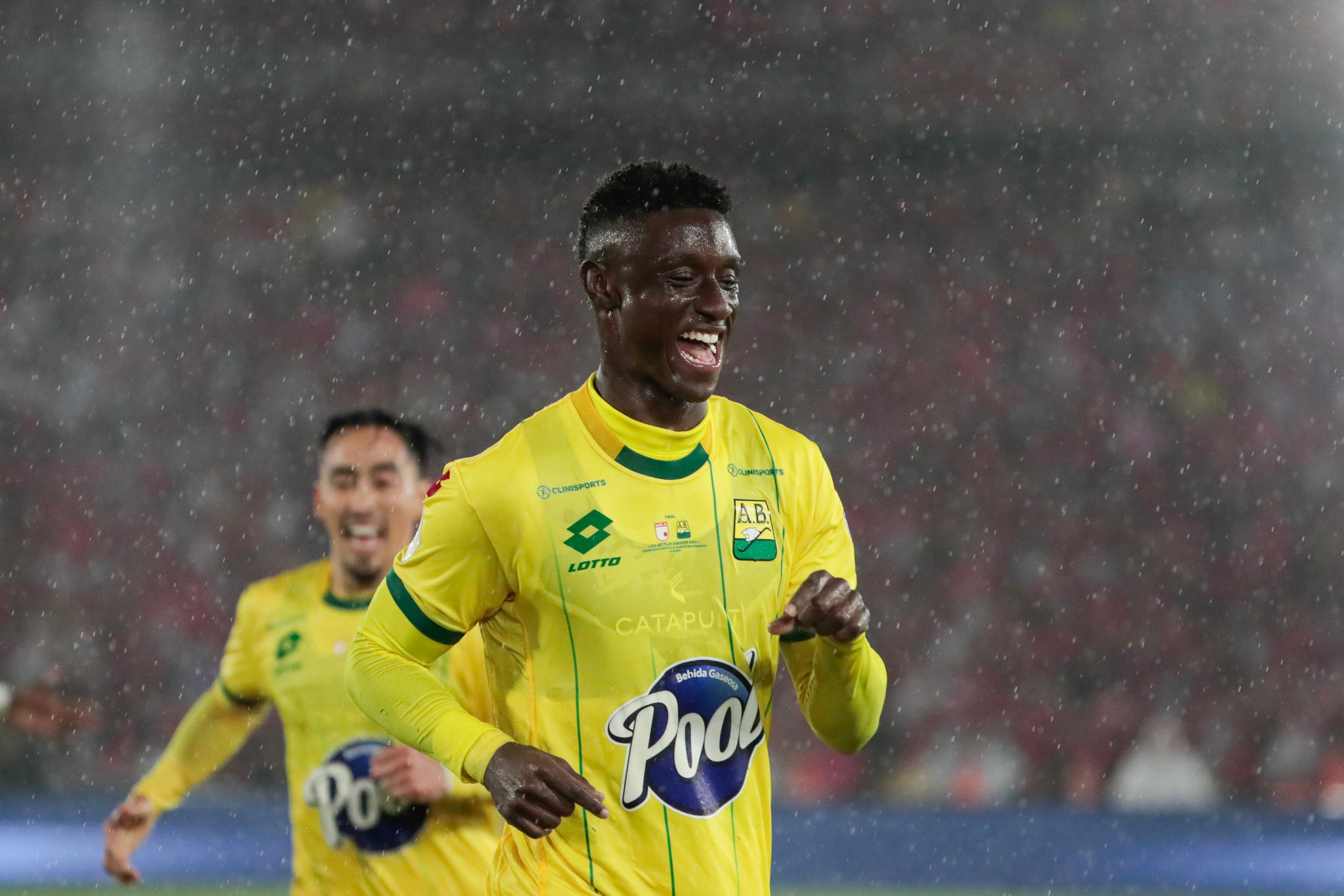 Jhon Emerson Córdoba en la final entre Bucaramanga e Independiente Santa Fe por Liga. EFE/ Carlos Ortega