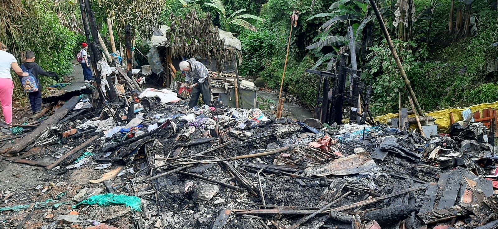 Adulto mayor quedó con nada luego del incendio de su casa - Caracol Radio Pereira