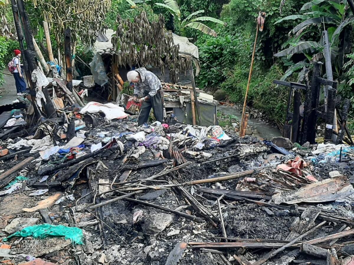 Vecinos del adulto mayor que perdió su vivienda en un incendio, piden mayor atención