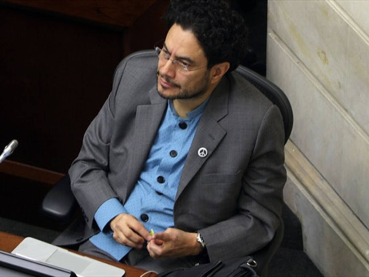 Voy a poner en evidencia hechos ilegales contra los diálogos: Iván Cepeda