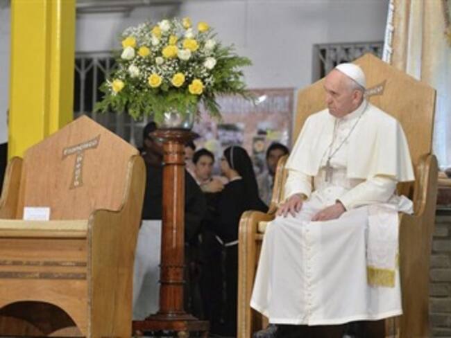 El papa está "profundamente apenado" por el accidente ferroviario en España