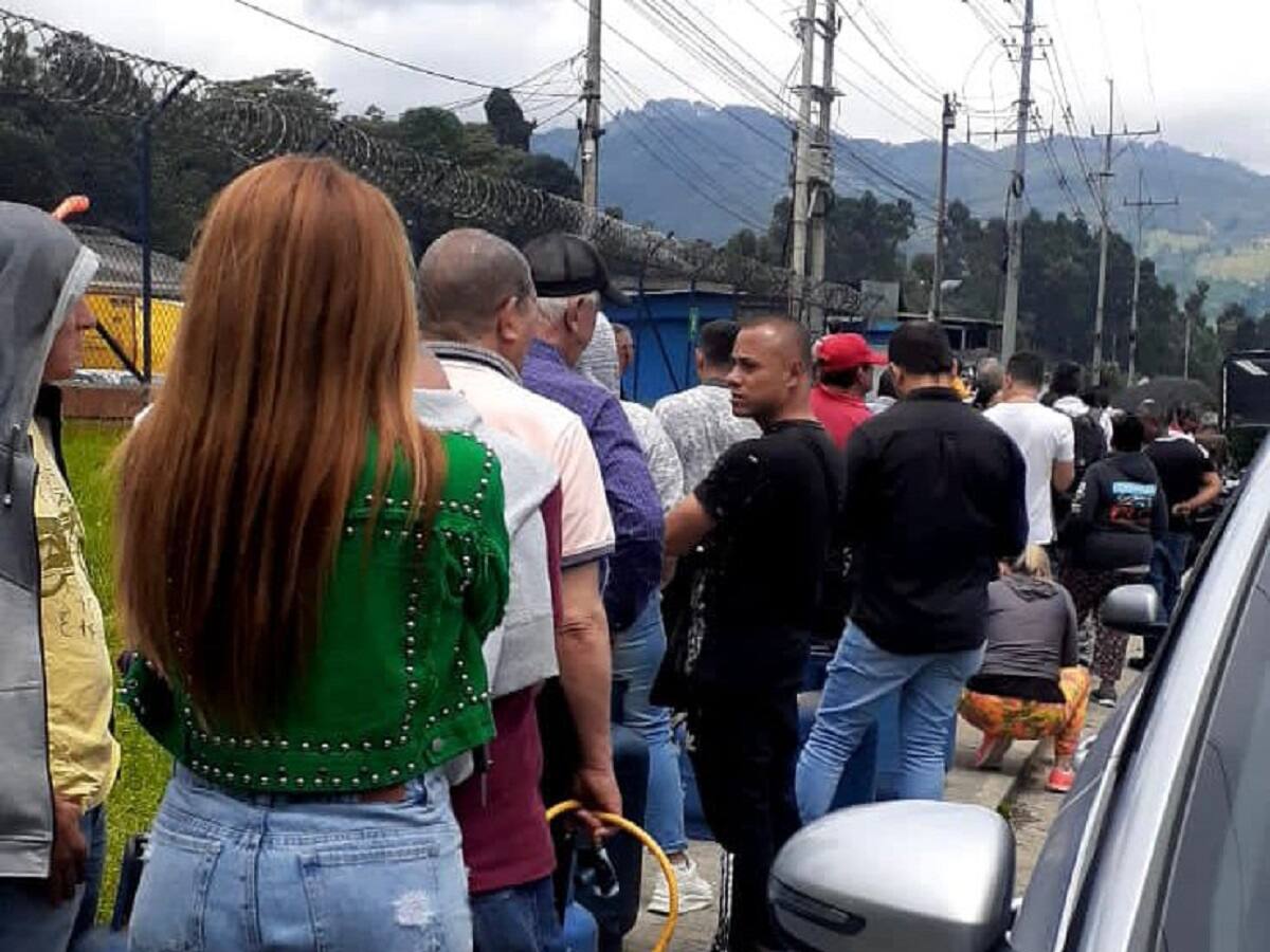 Largas filas para adquirir gas natural se observaron en una de las empresas de Manizales