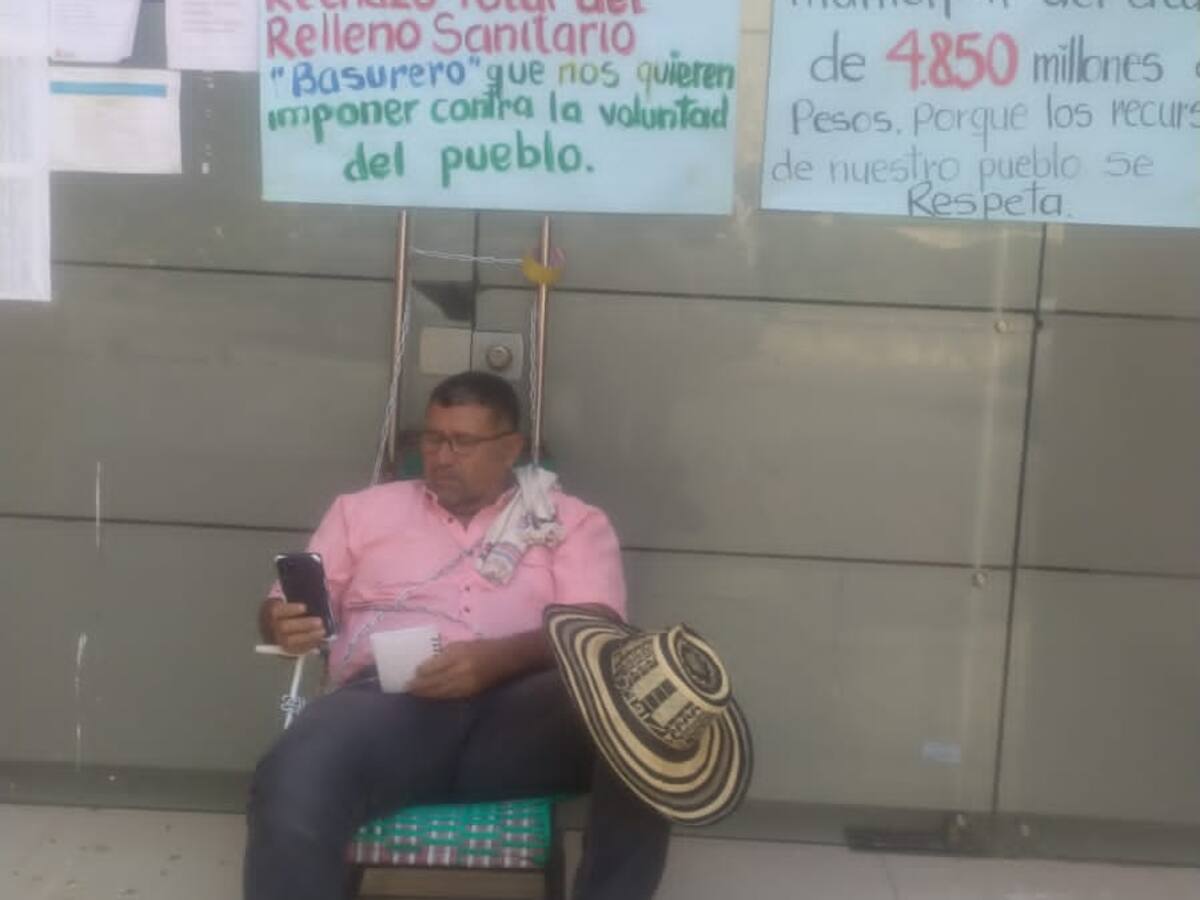 Líder continúa encadenado en la alcaldía de La Esperanza
