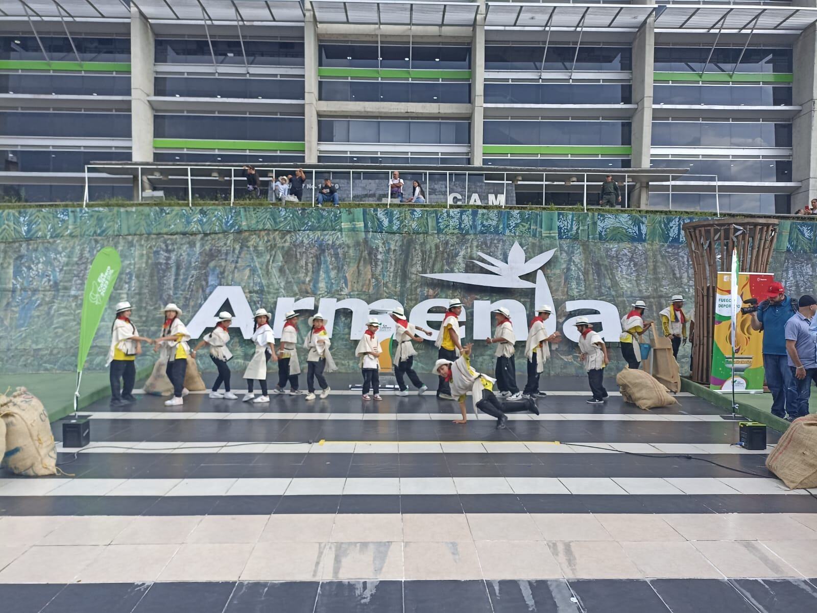 Presentaciones artísticas durante la llegada del fuego de los juegos nacionales en Armenia. Foto: Adrián Trejos