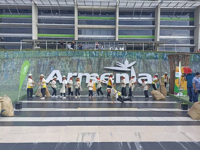 Presentaciones artísticas durante la llegada del fuego de los juegos nacionales en Armenia. Foto: Adrián Trejos