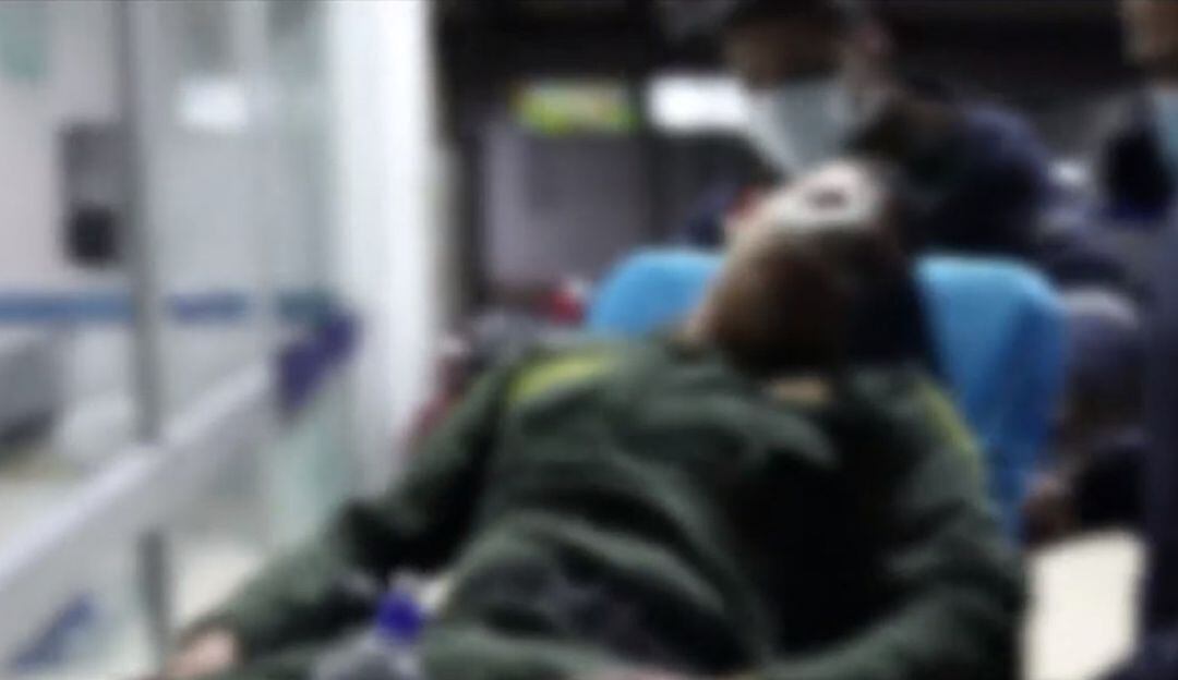 El hecho de intolerancia dejó al uniformado mal herido. 