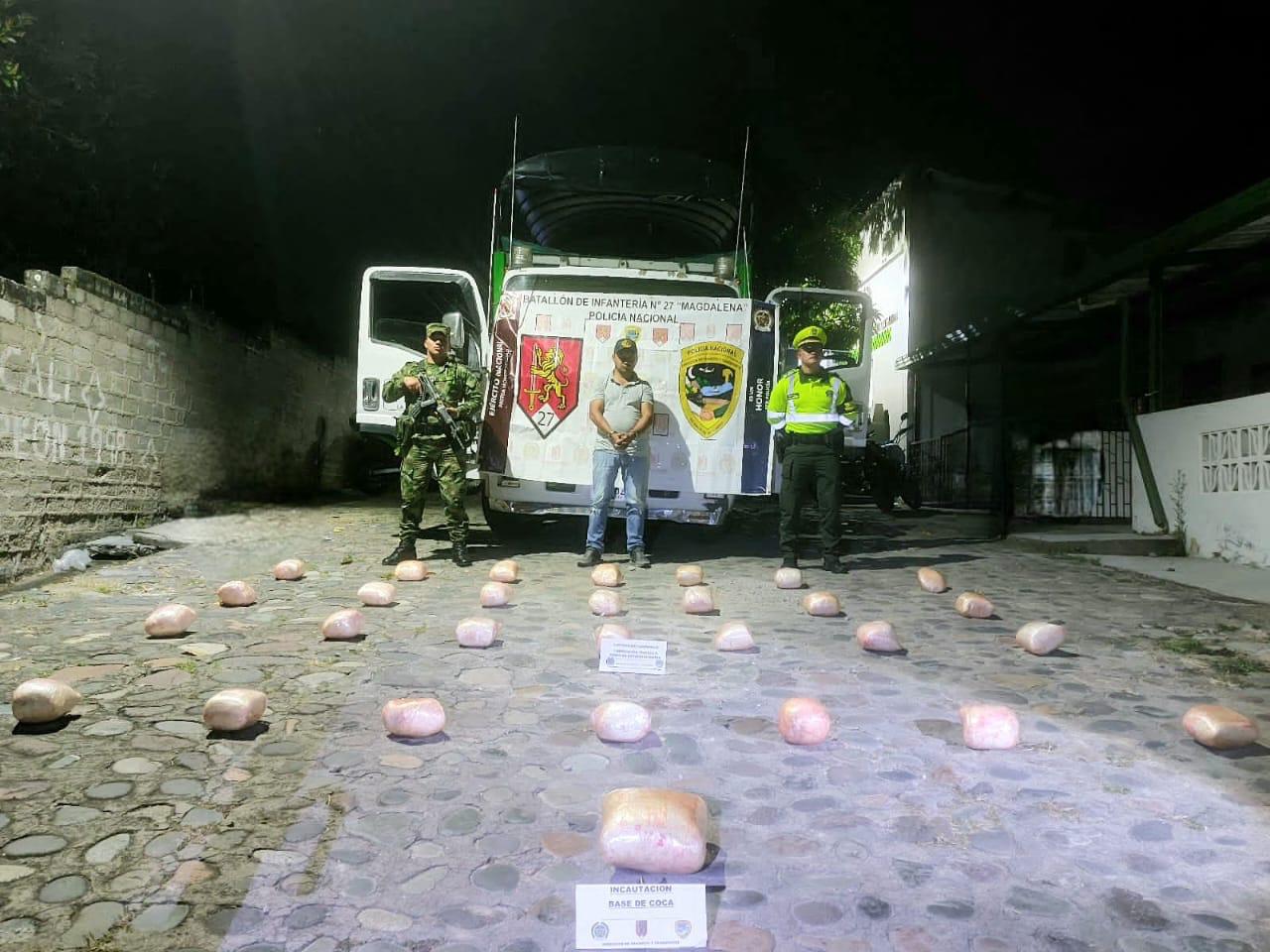 Camuflados en racimos de plátano transportaban 64 kilos de base de coca