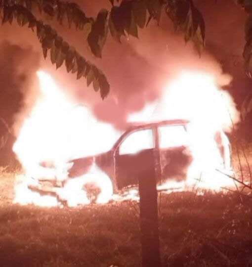 Carro incinerado en zona rural de Montería.