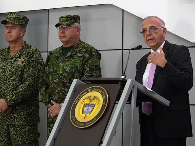 Ministro de Defensa, Iván Velásquez, y la cúpula militar. Cortesía: MinDefensa.